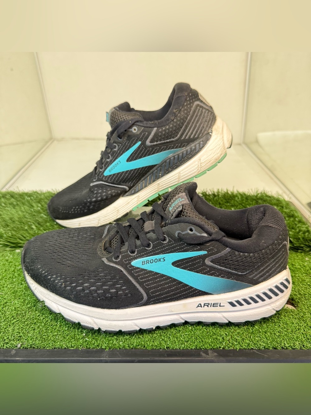 Brooks Ariel 20 Womens Sz 8 stability running shoes in black and teal.